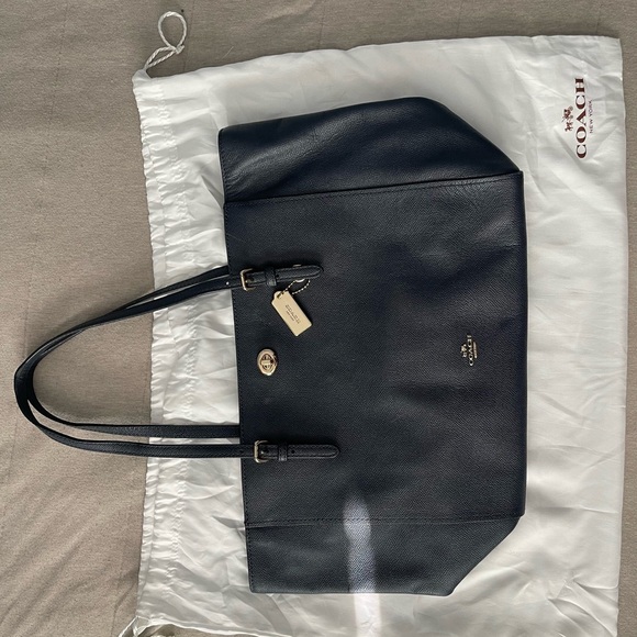 Coach turn lock leather tote . - Picture 4 of 6